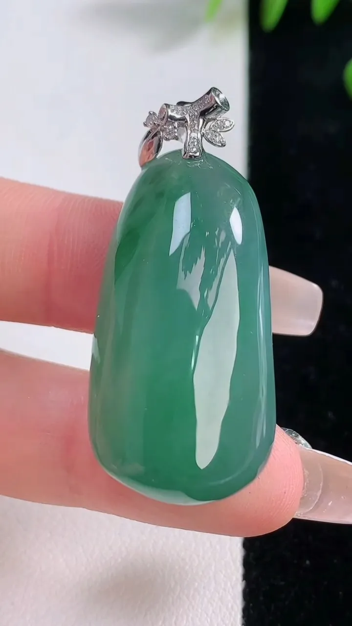 天然A货翡翠福瓜吊坠，尺寸34.8-19-13，重量:18.26g
12月18日