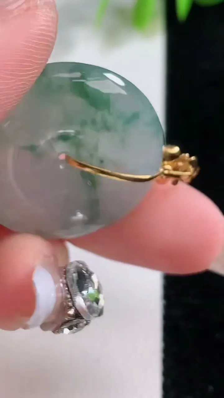 天然A货翡翠种飘花平安扣吊坠，尺寸27.4-5.7，重量:10.05g
12月18日