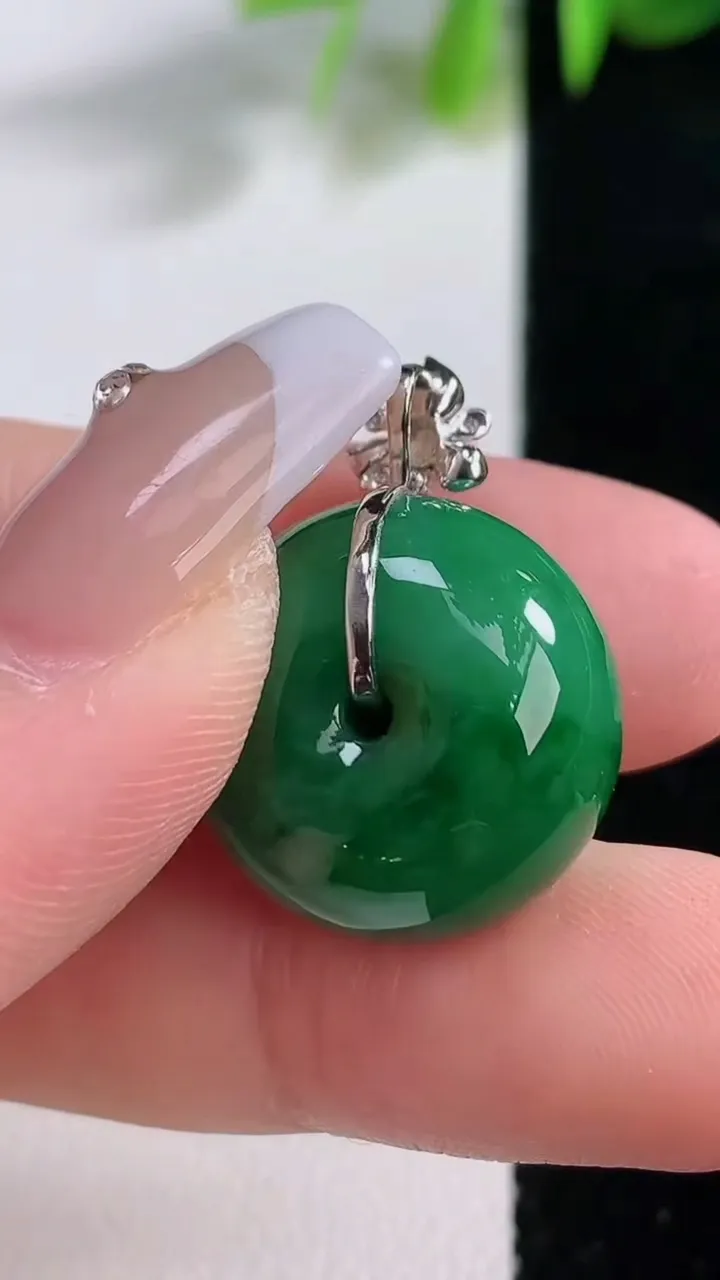 天然A货翡翠路路通吊坠，尺寸18-11.8，重量:8.85g
12月18日