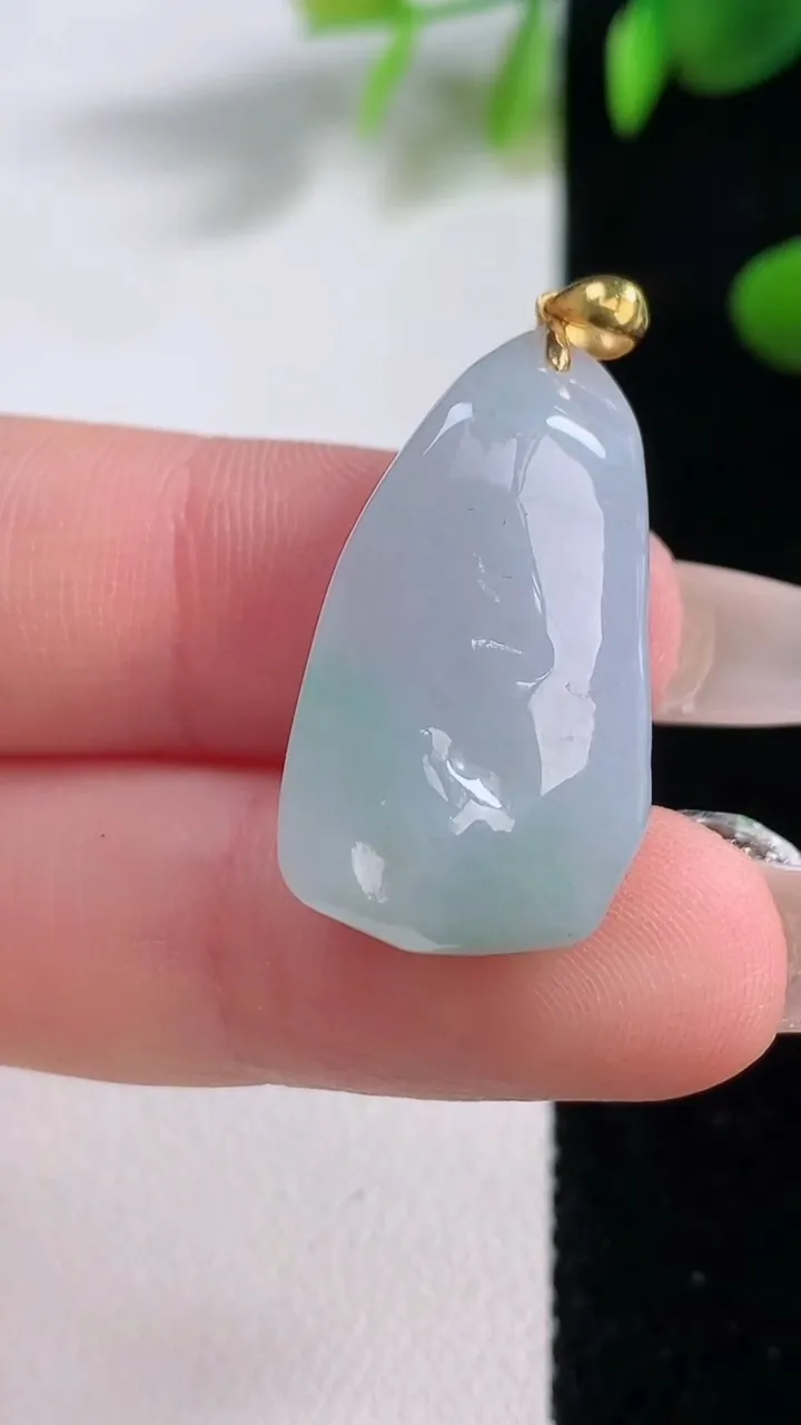天然A货翡翠原石吊坠，尺寸27.5-15.4-10.4，重量:7.18g
12月18日