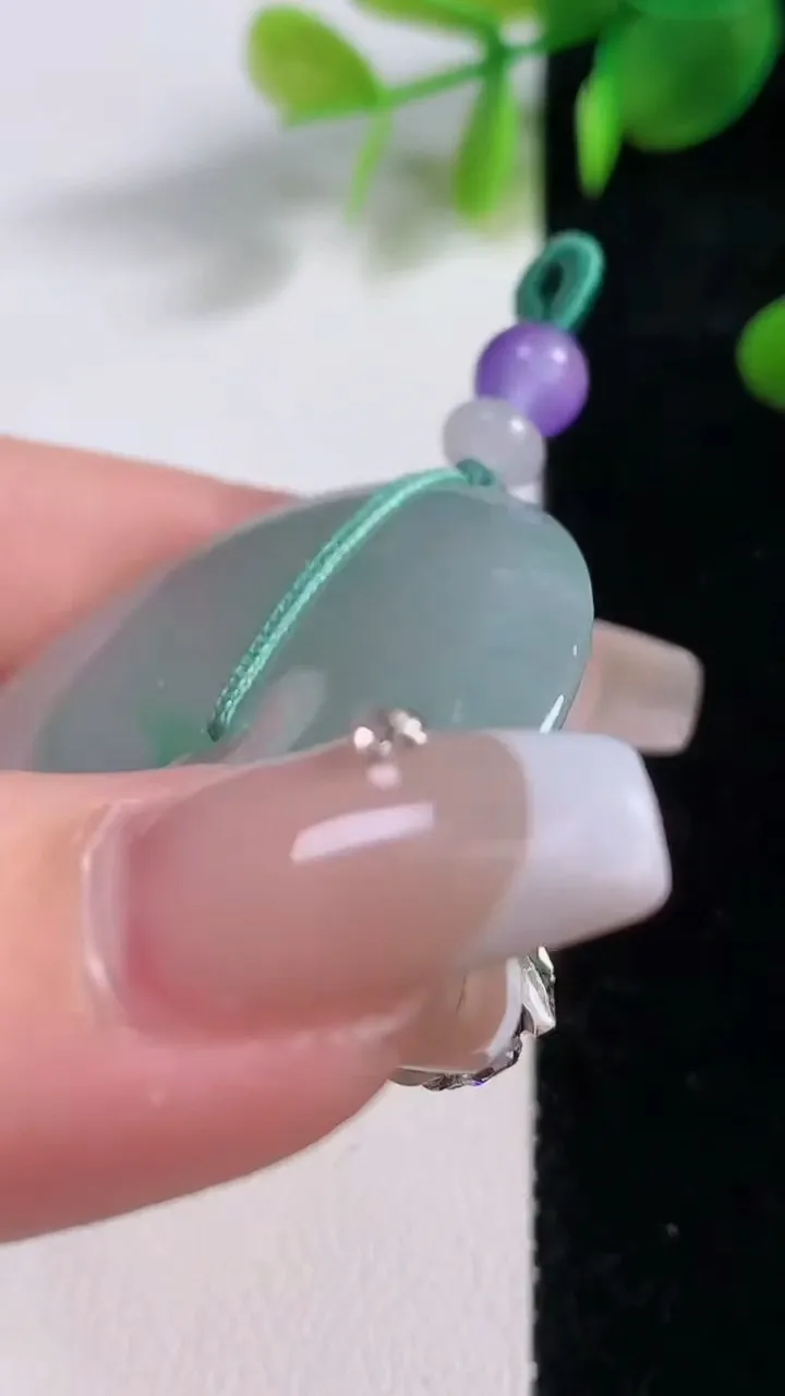 天然A货翡翠平安扣吊坠，尺寸39.2-5.3，重量:19.77g
12月18日