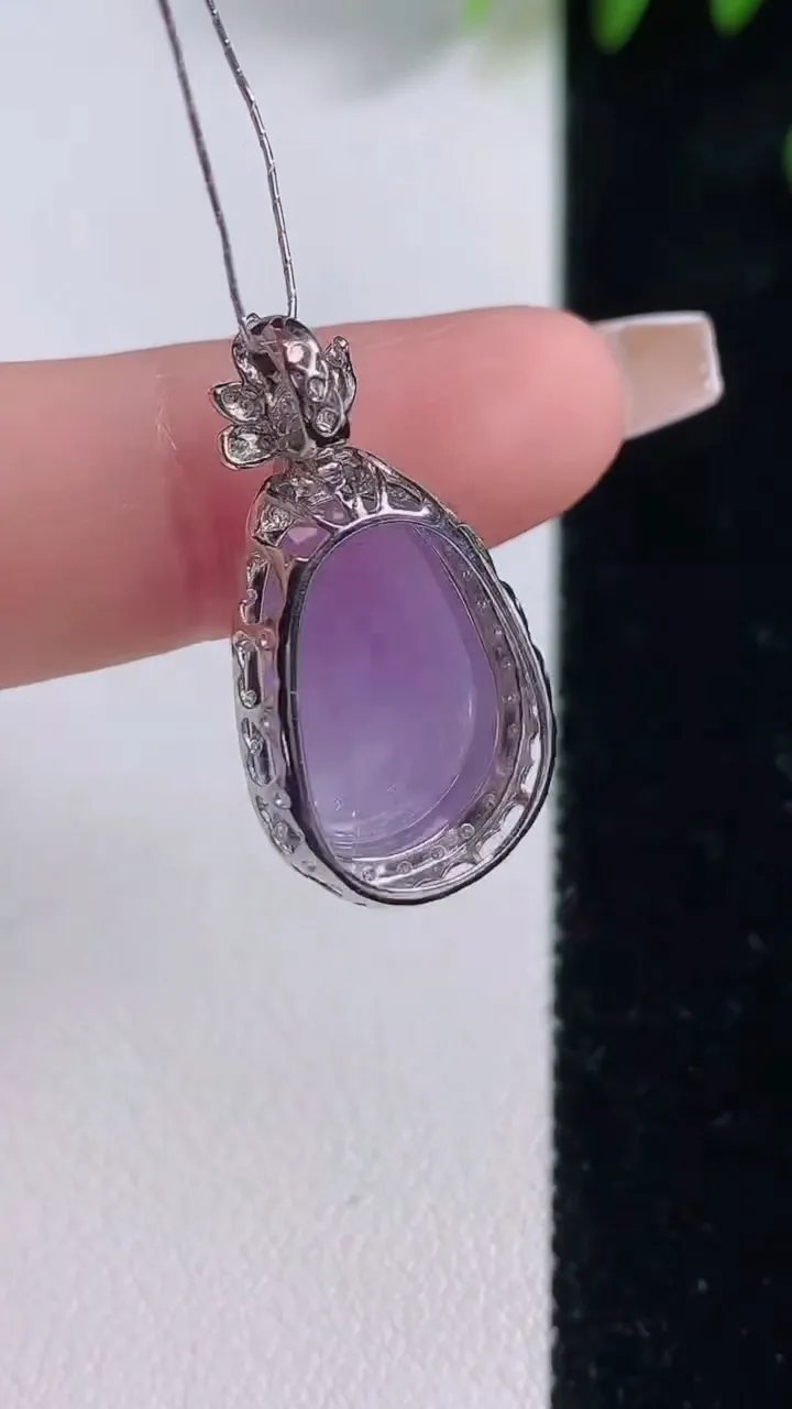 天然A货翡翠18K金紫罗兰福瓜吊坠，尺寸26-13.4-8.6，裸石17-10.8重量:3.10g
12月18日