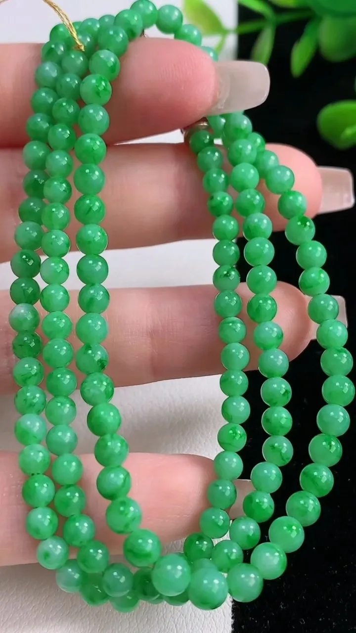天然A货翡翠小米珠项链，尺寸4-139颗，重量:18.48g
12月18日