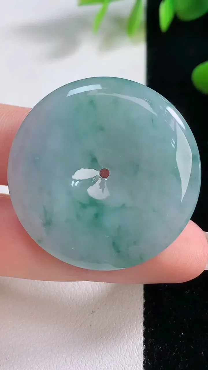 天然A货翡翠冰种飘花平安扣吊坠，尺寸35.6-5.5，重量:15.90g
12月18日