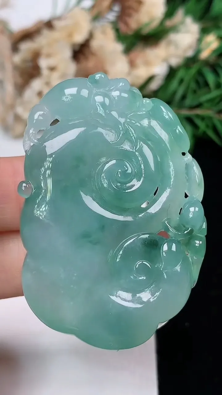 天然A货翡翠如意吊坠，尺寸48.7-32.3-8.6，重量:27.68g
12月18日