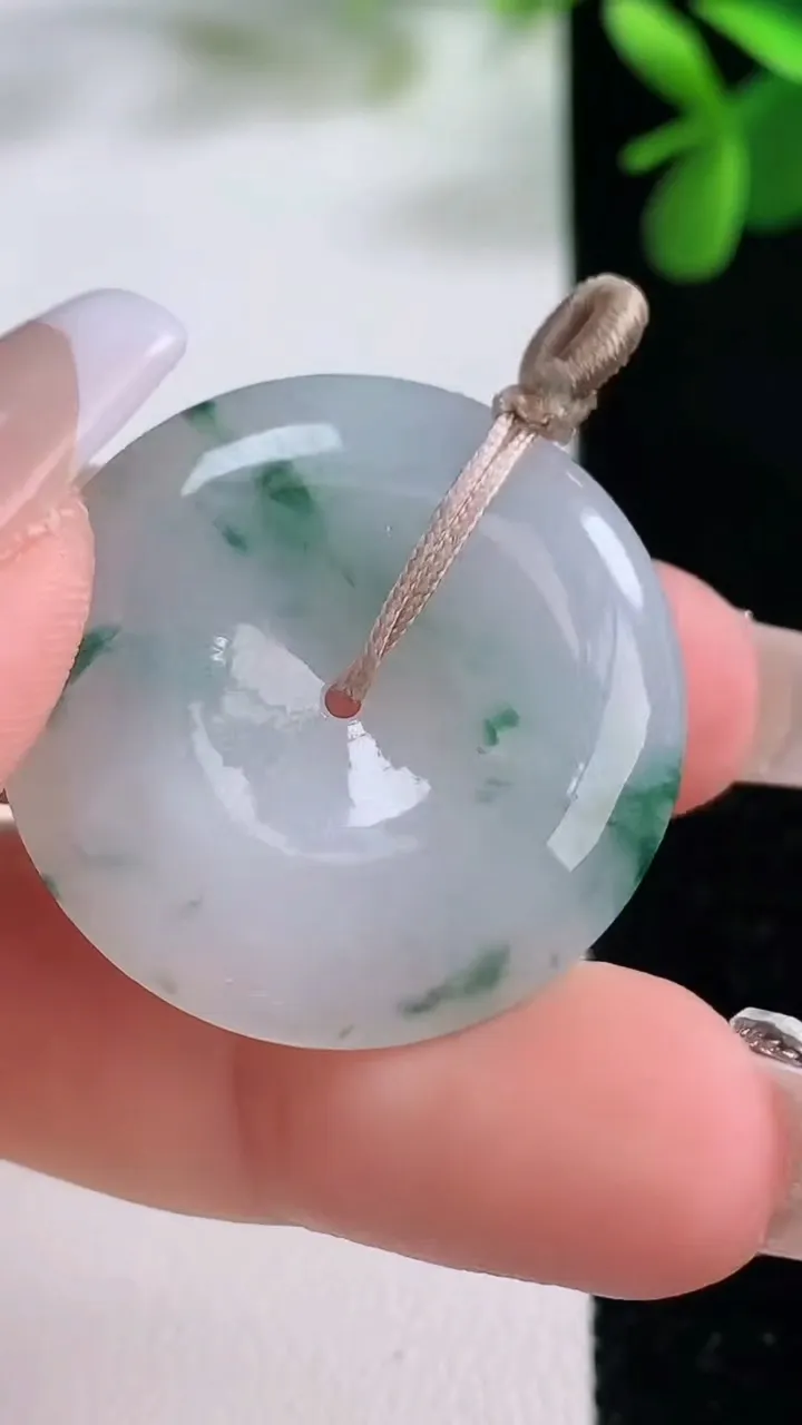 天然A货翡翠冰种飘花平安扣吊坠，尺寸29.8-5.5，重量:10.30g
12月19日