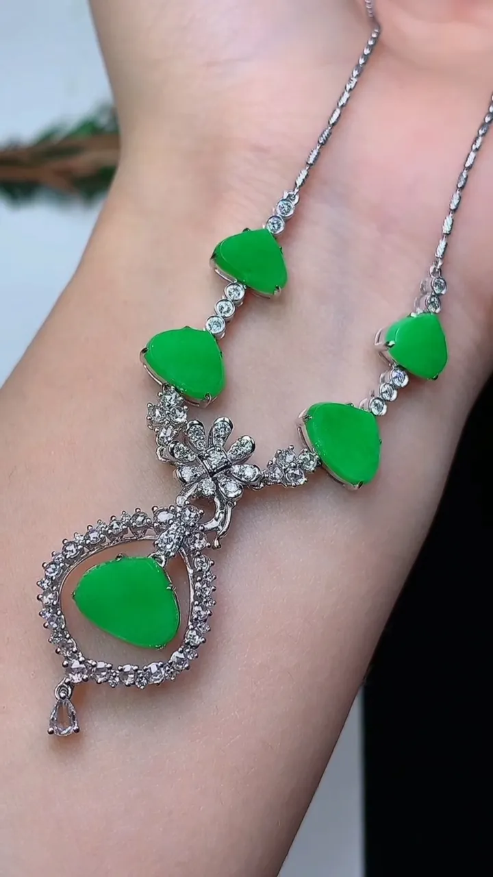 天然A货翡翠水滴项链，尺寸7.6-9.6-1.6，重量:9.39g12月19日
工厂直销收藏佳品,种好水足，色泽均匀，有种有色，上手高大气！