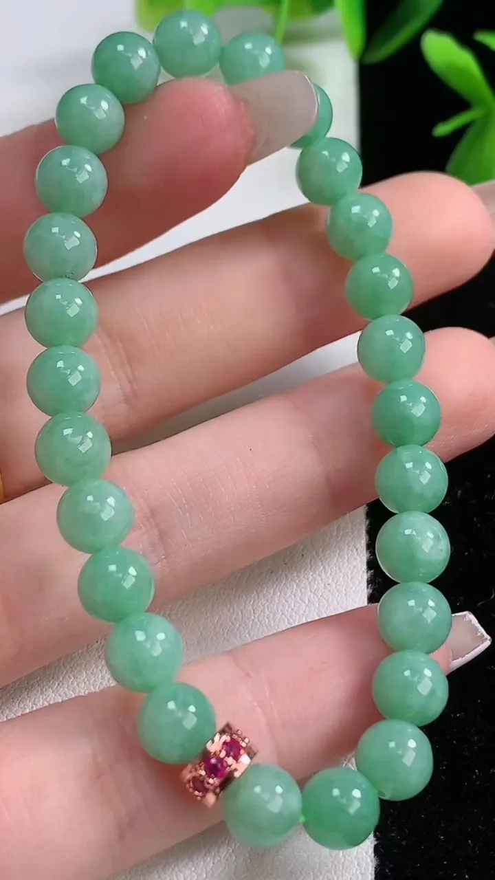 天然A货翡翠圆珠手串，尺寸6.8，重:14.31g12月19日
工厂直销收藏佳品,种好水足，色泽均匀，有种有色，上手高大气！