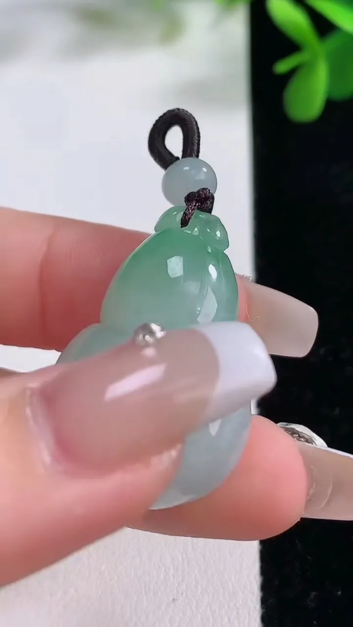 天然A货翡翠葫芦吊坠，尺寸30-22-9，重量:11.36g
12月19日