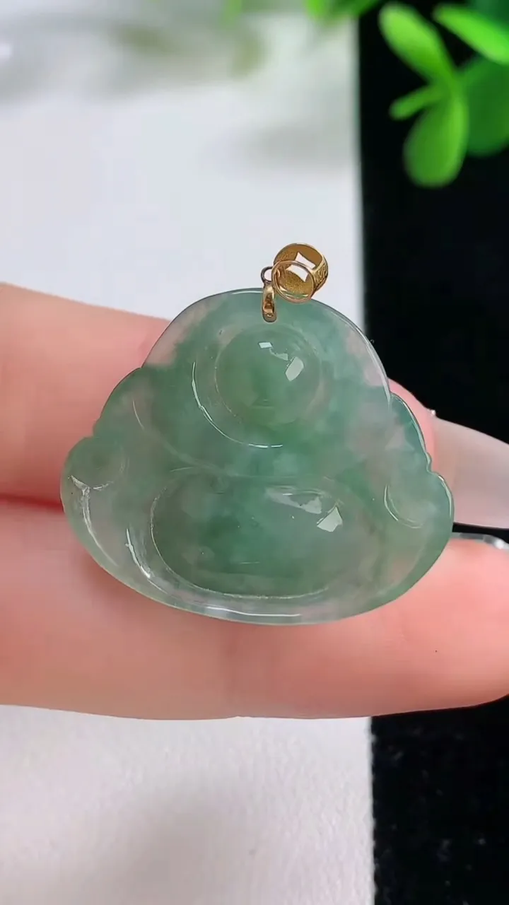 天然A货翡翠佛公吊坠，尺寸23.6-27.2-6，重量:5.58g
12月19日