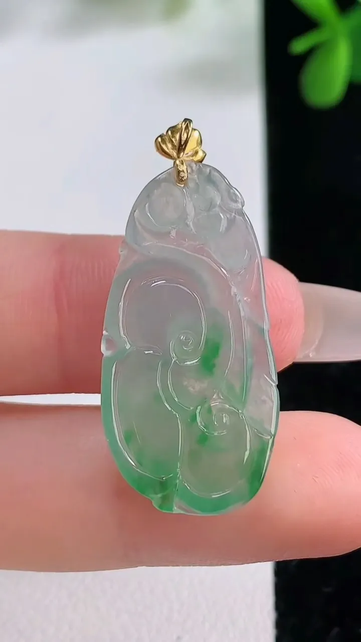 天然A货翡翠如意吊坠，尺寸30.2-15.7-3，重量:2.65g
12月19日