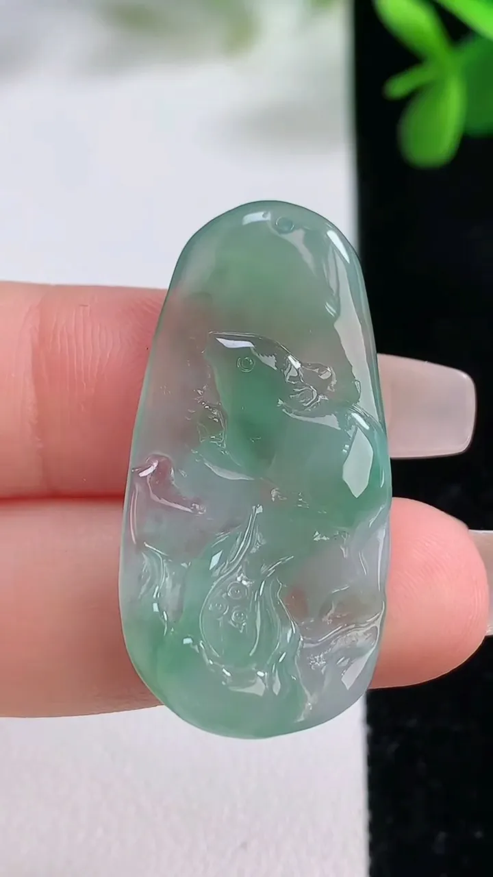 天然A货翡翠生肖鼠吊坠，尺寸35.7-17.3-2.6，重量:3.88g
12月19日