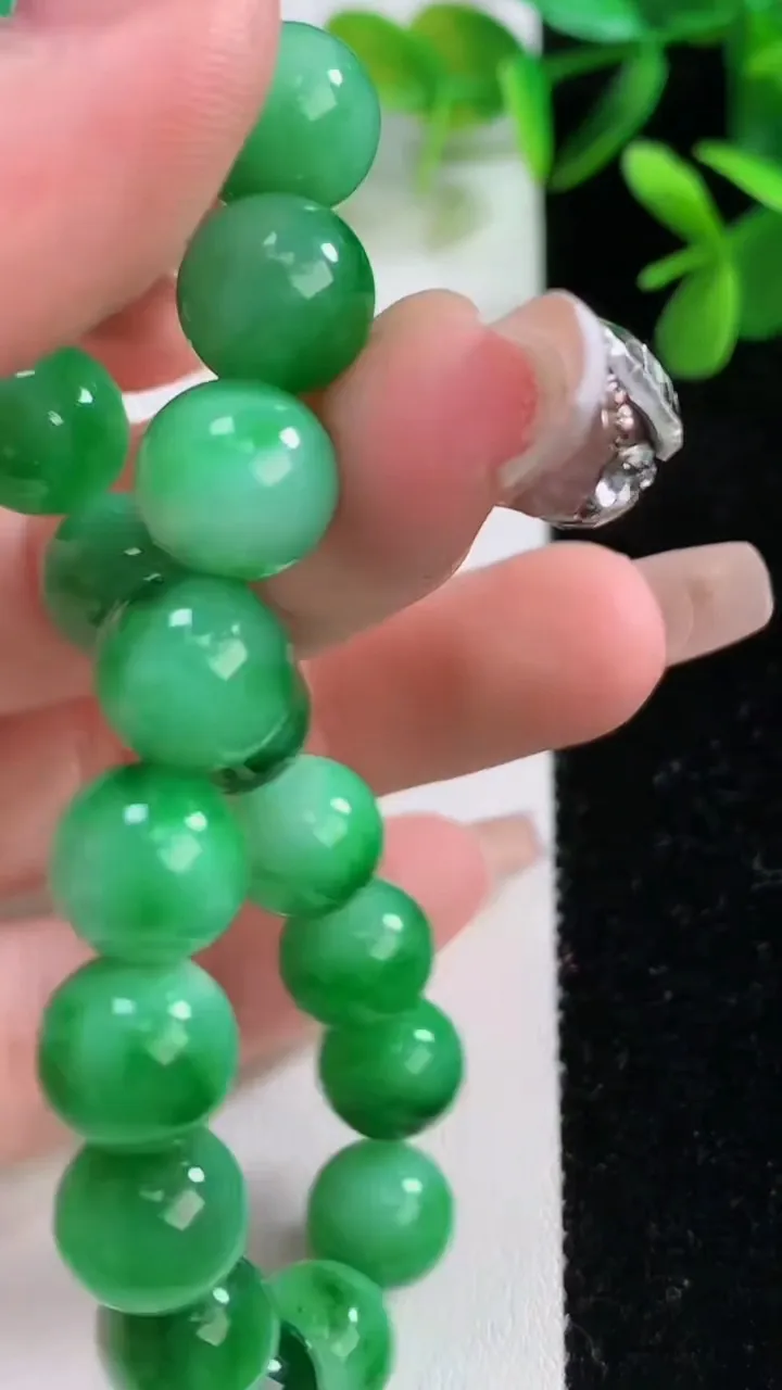 天然A货翡翠圆珠手串，尺寸9.5-20颗，重:30.72g12月19日
工厂直销收藏佳品,种好水足，色泽均匀，有种有色，上手高大气！