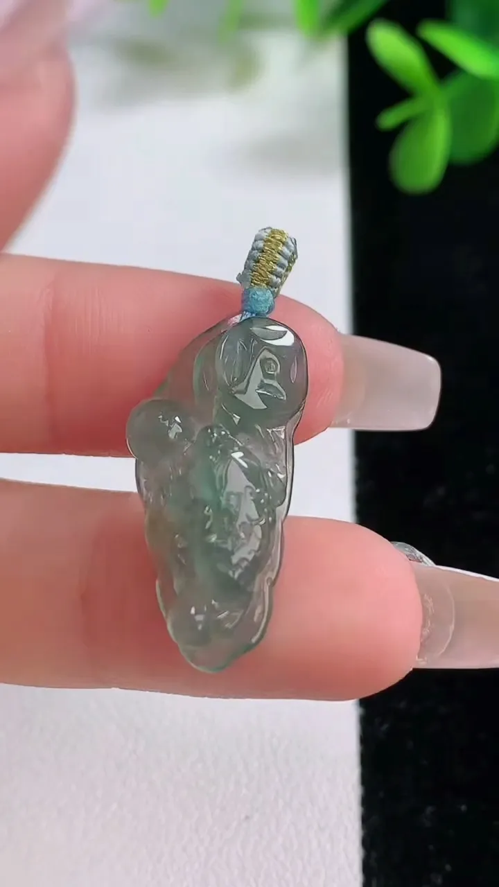 天然A货翡翠金蟾吊坠，尺寸26-11.3-6.8，重量:2.83g
12月19日