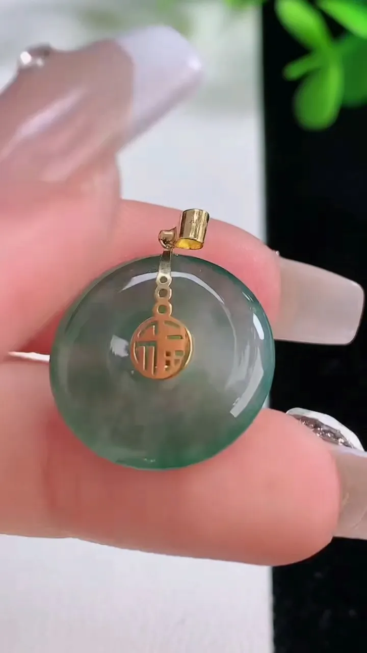 天然A货翡翠种飘花平安扣吊坠，尺寸18.6-3.7，重量:2.75g
12月19日