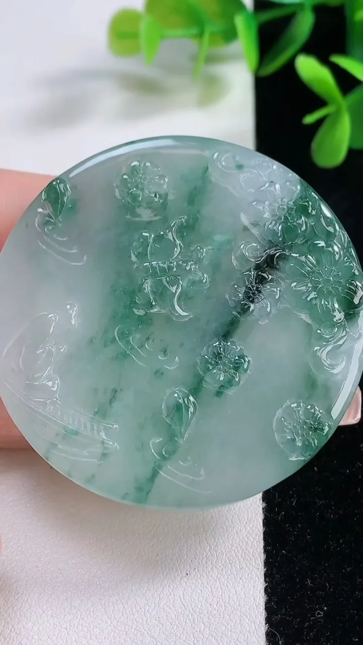 天然A货翡翠种飘花不动明王吊坠，尺寸53-11.2，重:58.20g
12月19日