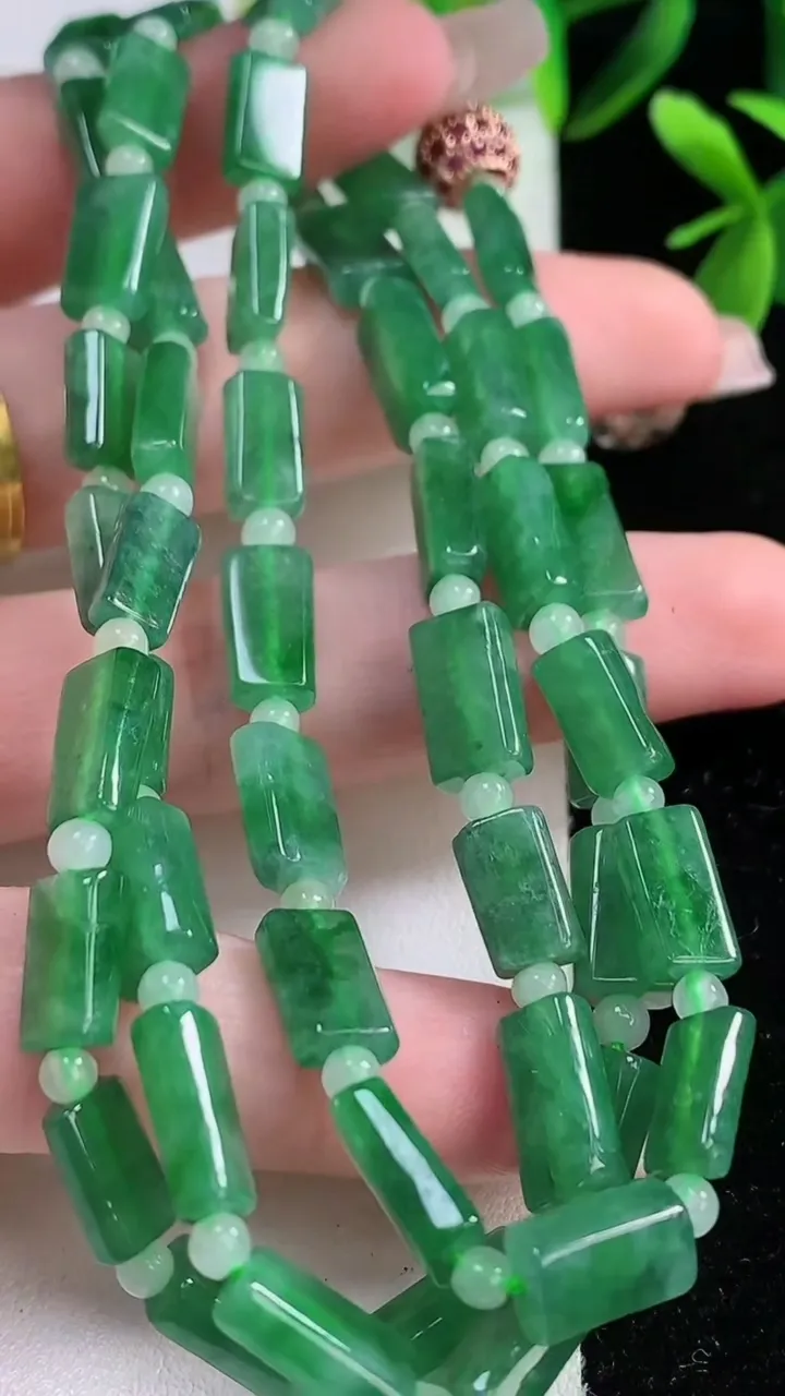 天然A货翡翠无事牌项链，尺寸10.5-6-3.6-52颗，重:36.50g12月19日
工厂直销收藏佳品,种好水足，色泽均匀，有种有色，上手高大气！