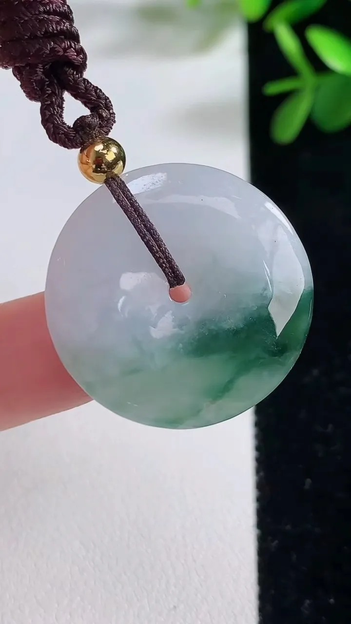 天然A货翡翠飘花平安扣吊坠，尺寸27.2-4.9，重:6.54g
12月19日