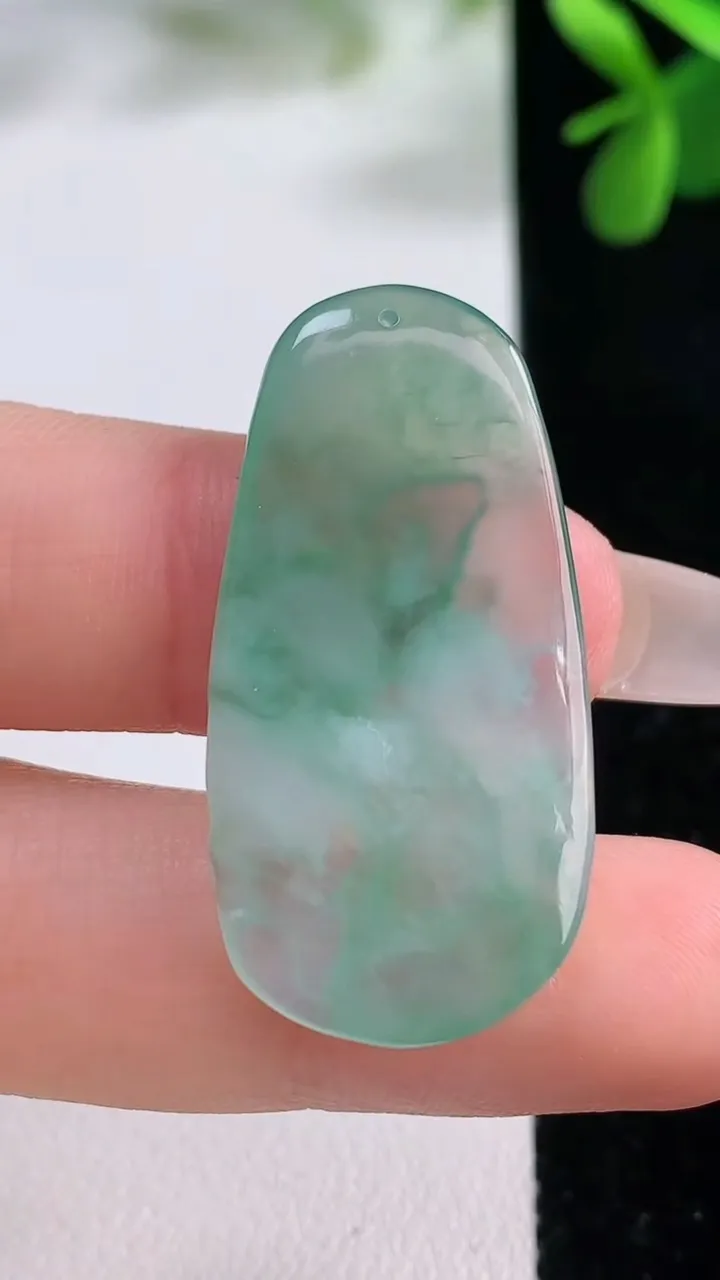 天然A货翡翠生肖鼠吊坠，尺寸35.7-17.3-2.6，重量:3.88g
12月19日