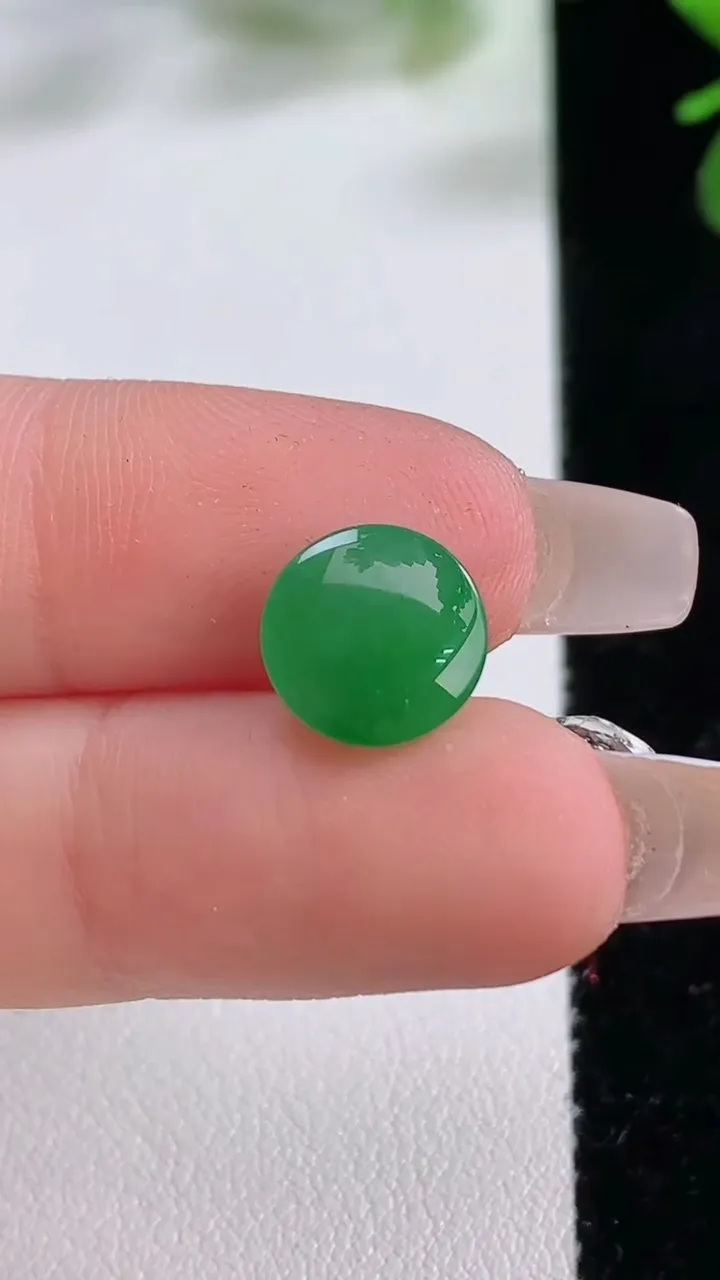 天然A货翡翠蛋面镶嵌件，尺寸10-4.8，重:0.82g
12月19日