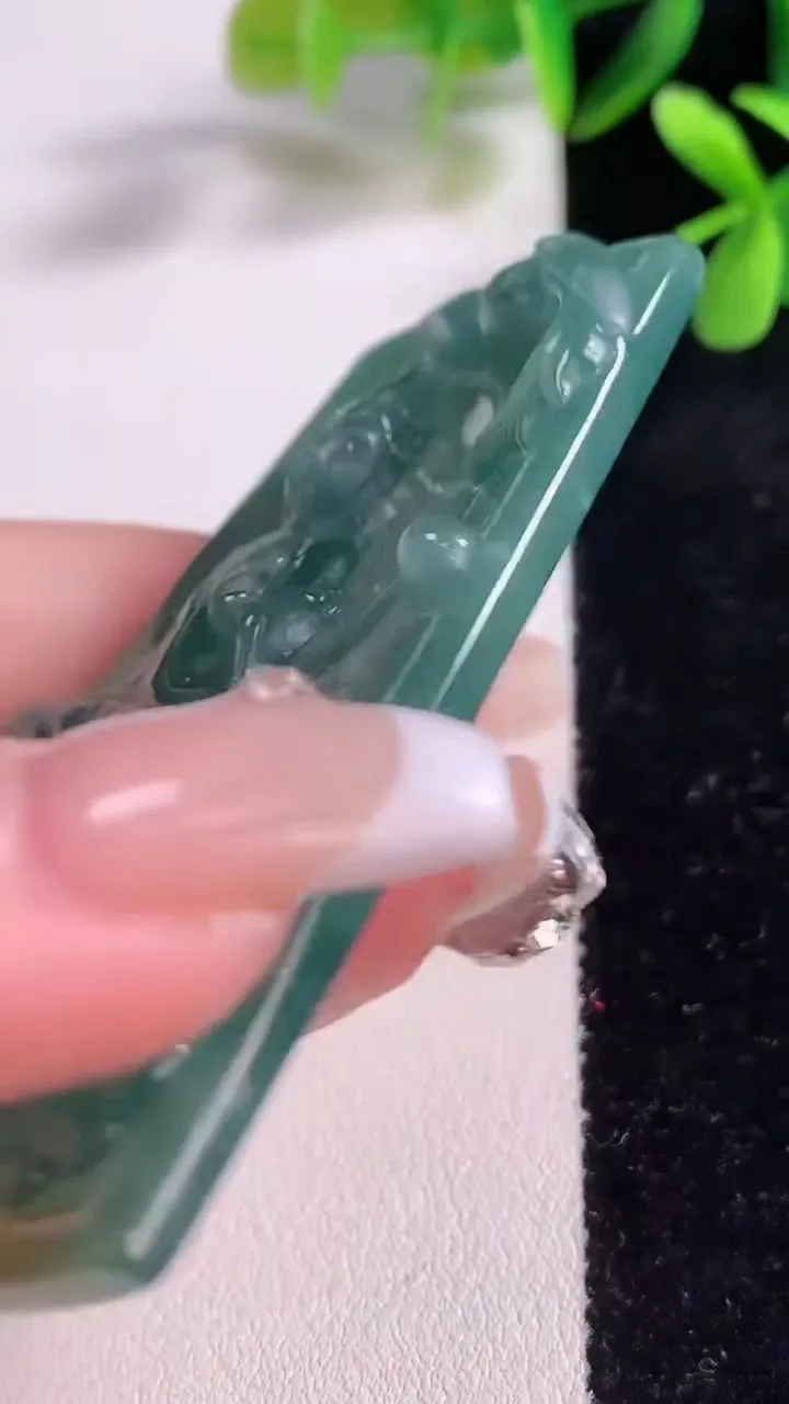 天然A货翡翠蓝水文殊菩萨吊坠，尺寸72-45-8，重:40.24g
12月19日