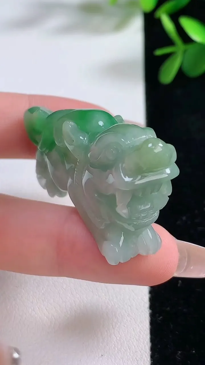 天然A货翡翠貔貅吊坠，尺寸50.2-26.6-14.3，重:32.83g
12月19日
