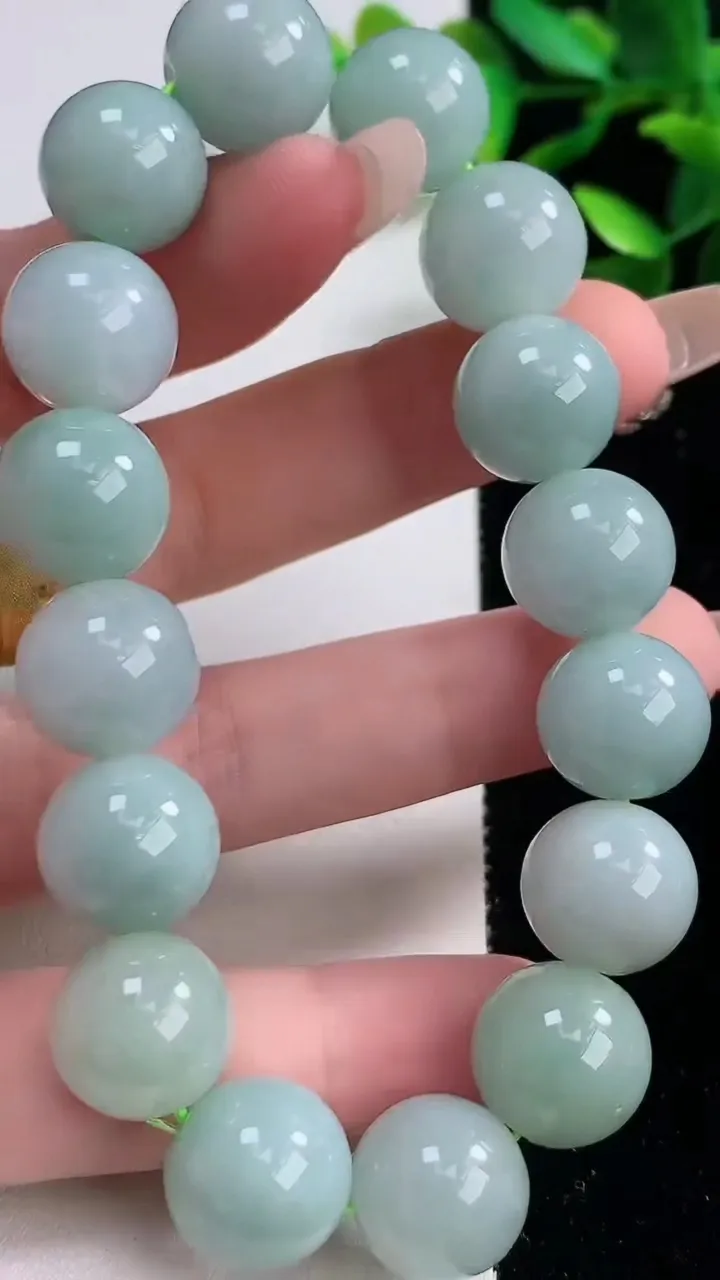 天然A货翡翠圆珠手串，尺寸13，重:63.37g12月19日
工厂直销收藏佳品,种好水足，色泽均匀，有种有色，上手高大气！