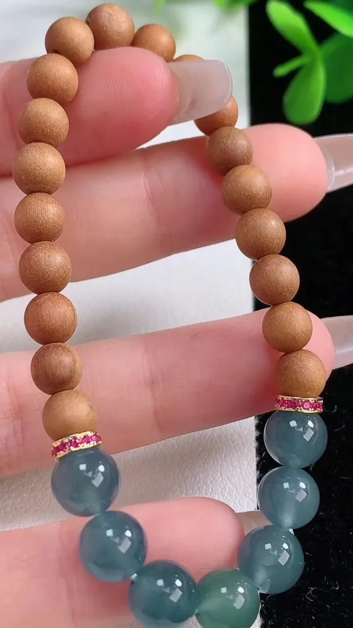 天然A货翡翠圆珠手串，尺寸7.7，重量:8.30g12月19日
工厂直销收藏佳品,种好水足，色泽均匀