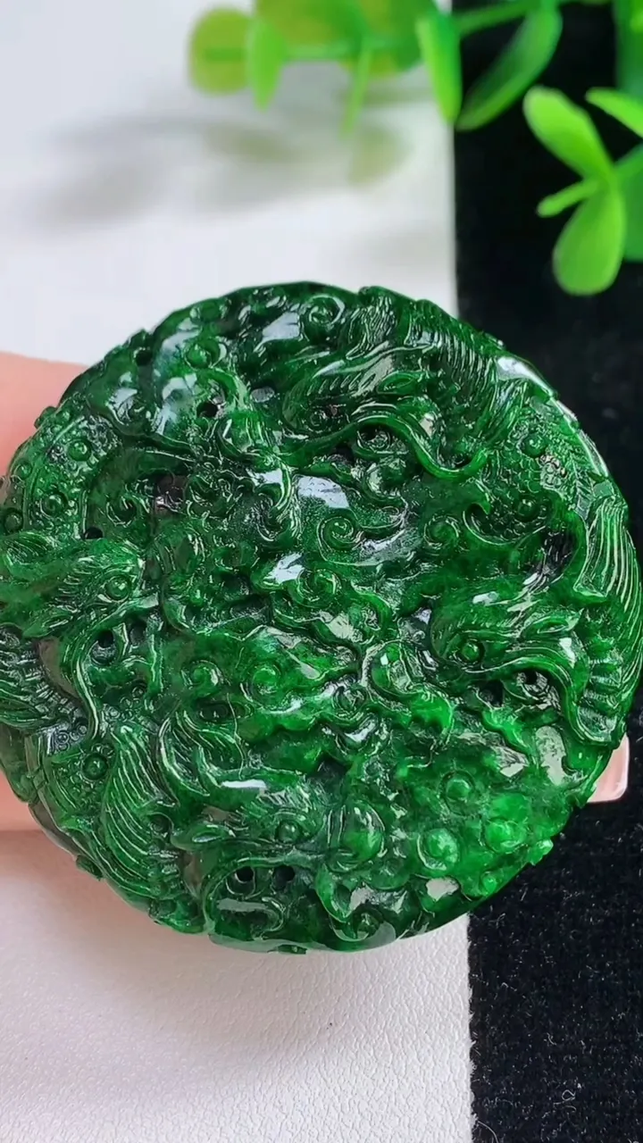 天然A货翡翠九龙至尊 龙牌吊坠，尺寸51-11.5，重:55.43g
12月19日