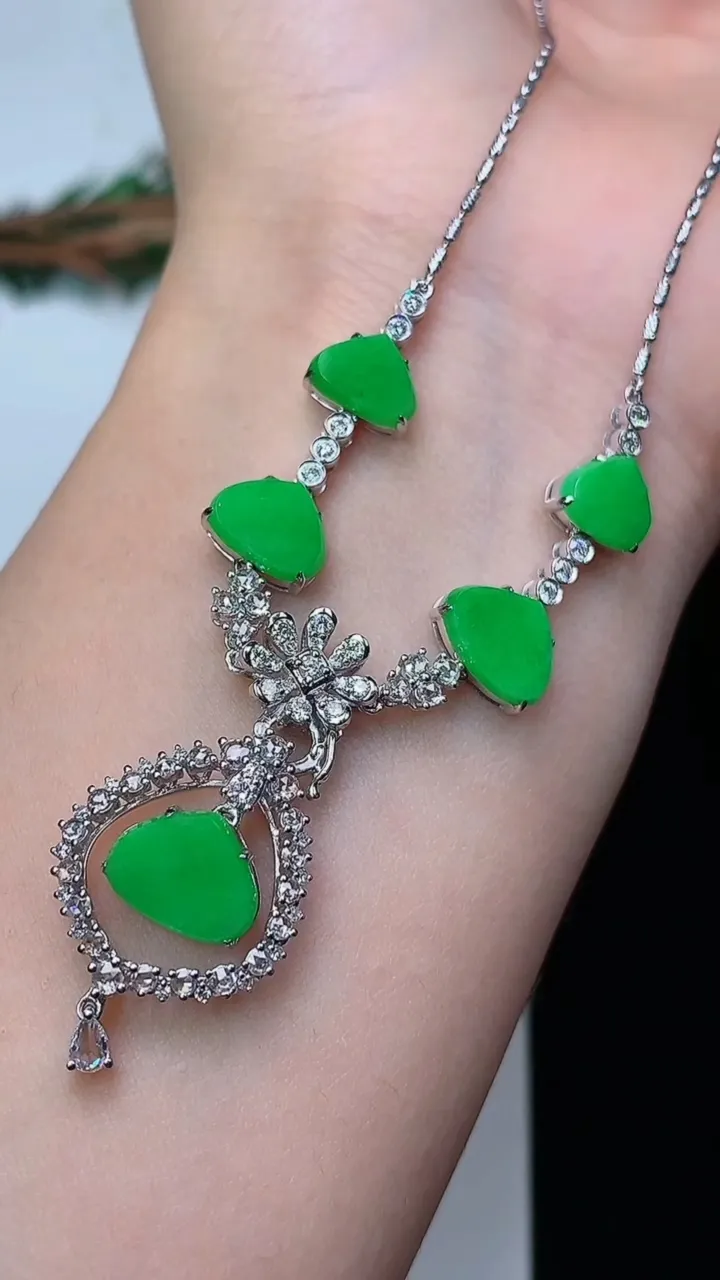 天然A货翡翠水滴项链，尺寸7.6-9.6-1.6，重量:9.39g12月19日
工厂直销收藏佳品,种好水足，色泽均匀，有种有色，上手高大气！