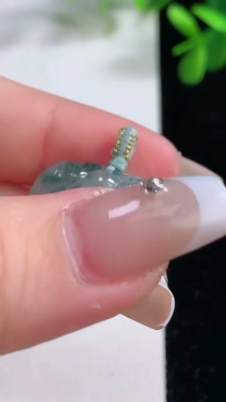 天然A货翡翠飘花如意头吊坠，尺寸18.6-22.7-4.4，重量:3.34g
12月19日