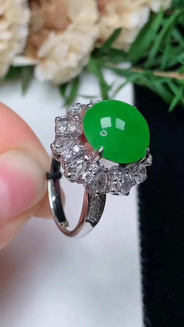 天然A货翡翠蛋面戒指，尺寸17.3-11.6-11.4，重量:5.87g2025年12月19日
工厂直销收藏佳品,种好水足，色泽均匀，有种有色，上手高大气！