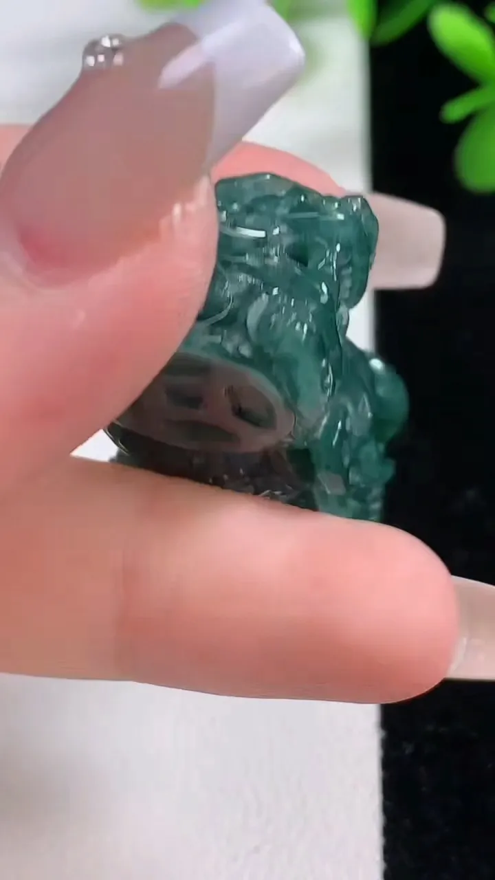 天然A货翡翠霸王貔貅吊坠，尺寸40.6-20.8-17.2，重:28.16g
12月19日