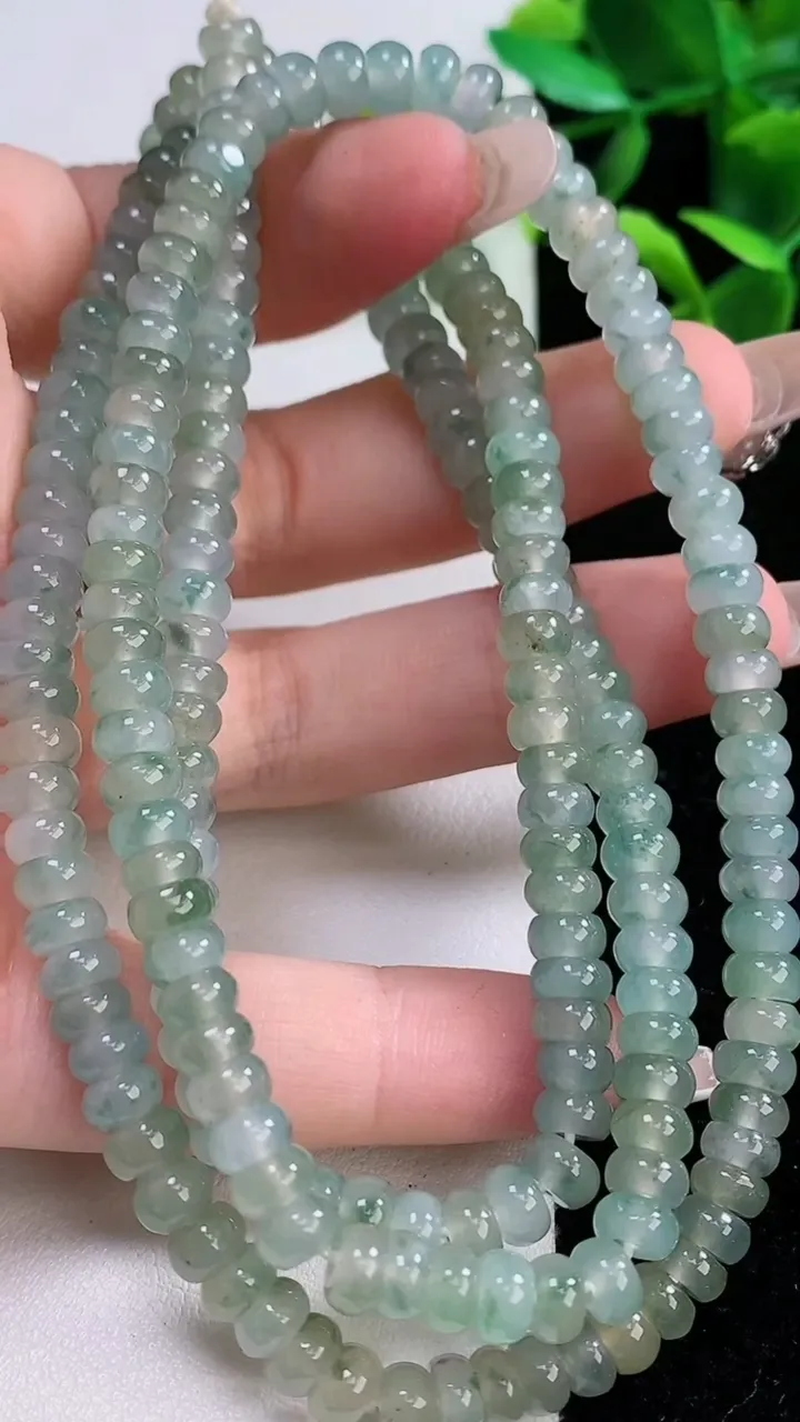 天然A货翡翠种飘花算盘珠项链，尺寸5.4-3.4，重:45.77g12月19日
工厂直销收藏佳品,种