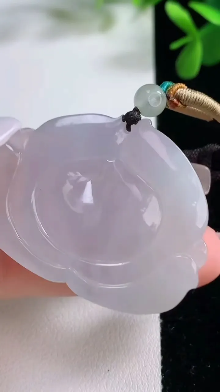 天然A货翡翠和和美美 荷花吊坠，尺寸30.3-42.6-8.8，重量:24.72g
12月19日