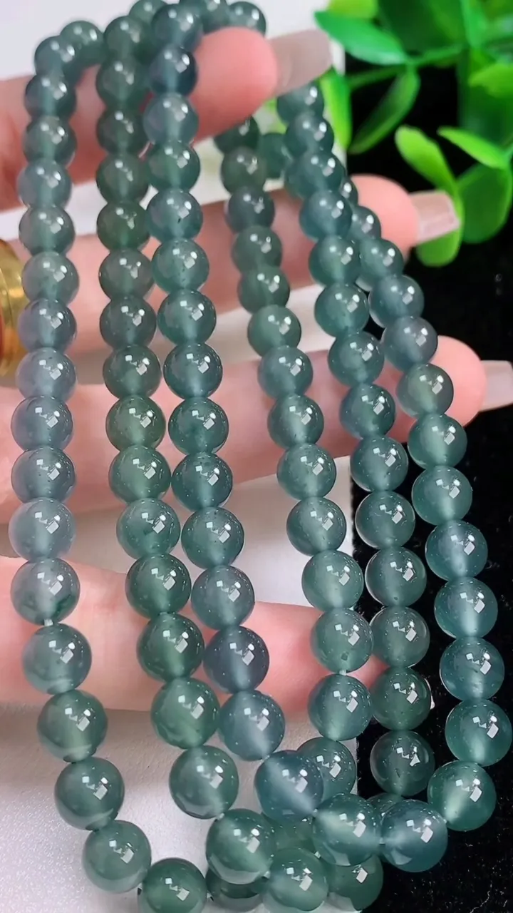 天然A货翡翠圆珠项链，尺寸7，重:64.10g12月19日
工厂直销收藏佳品,种好水足，色泽均匀，有种有色，上手高大气！