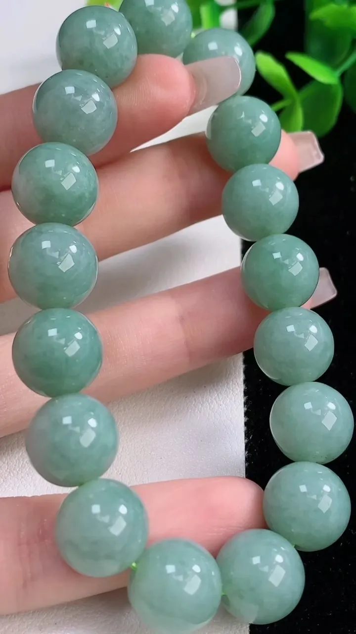 天然A货翡翠圆珠手串，尺寸12.5-17颗，重量:57.57g12月19日
工厂直销收藏佳品,种好水