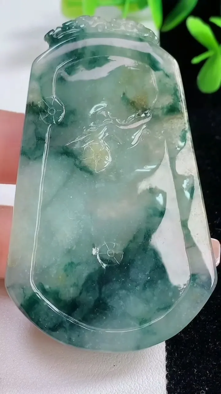 天然A货翡翠牌吊坠，尺寸70-43-10，重:44.79g
12月19日