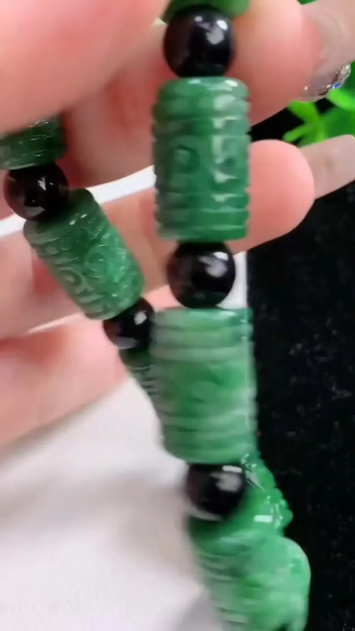 天然A货翡翠路路通手串，尺寸16.5-10.6，重:45.07g12月19日
工厂直销收藏佳品,种好水足，色泽均匀，有种有色，上手高大气！