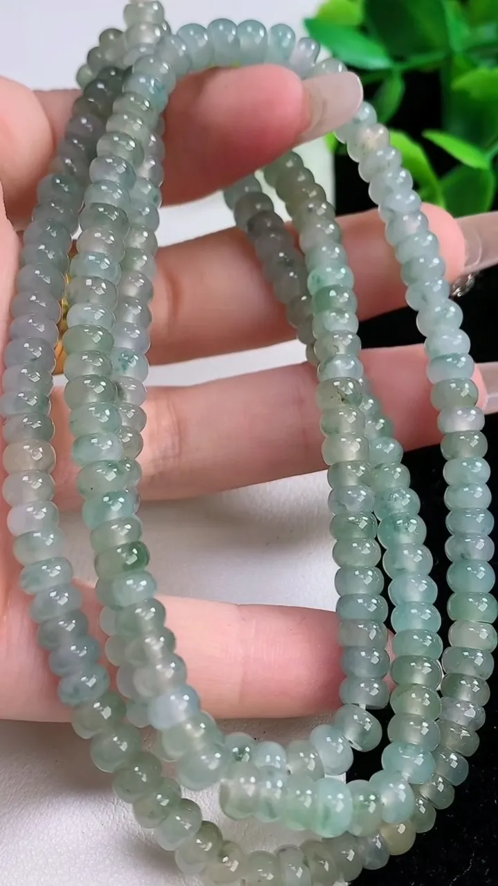 天然A货翡翠种飘花算盘珠项链，尺寸5.4-3.4，重:45.77g12月19日
工厂直销收藏佳品,种