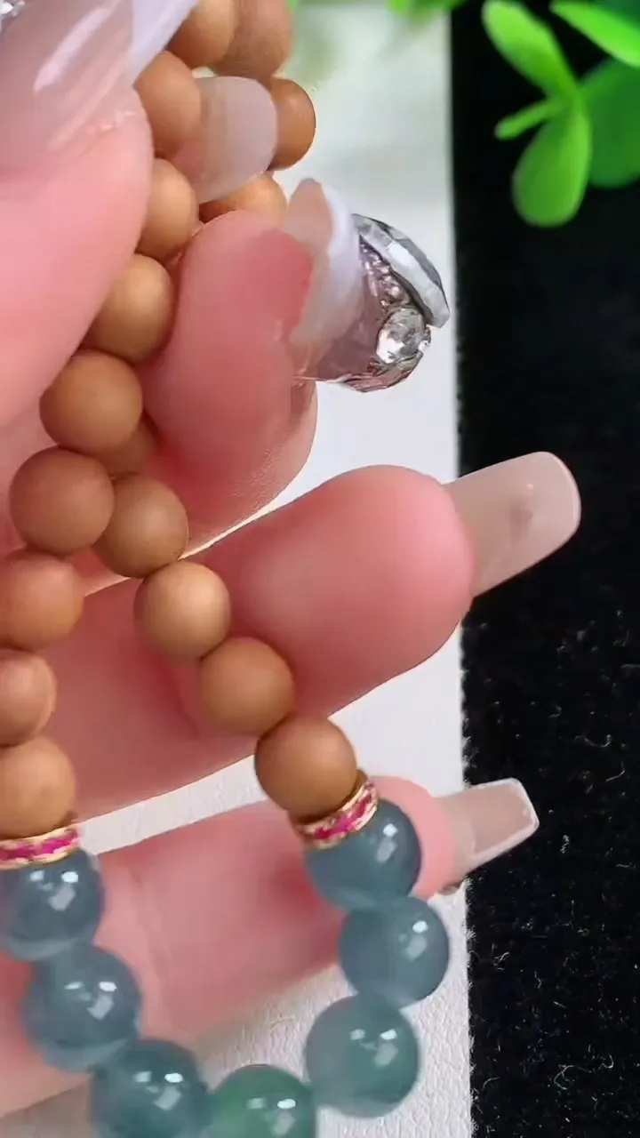 天然A货翡翠圆珠手串，尺寸7.7，重量:8.30g12月19日
工厂直销收藏佳品,种好水足，色泽均匀，有种有色，上手高大气！