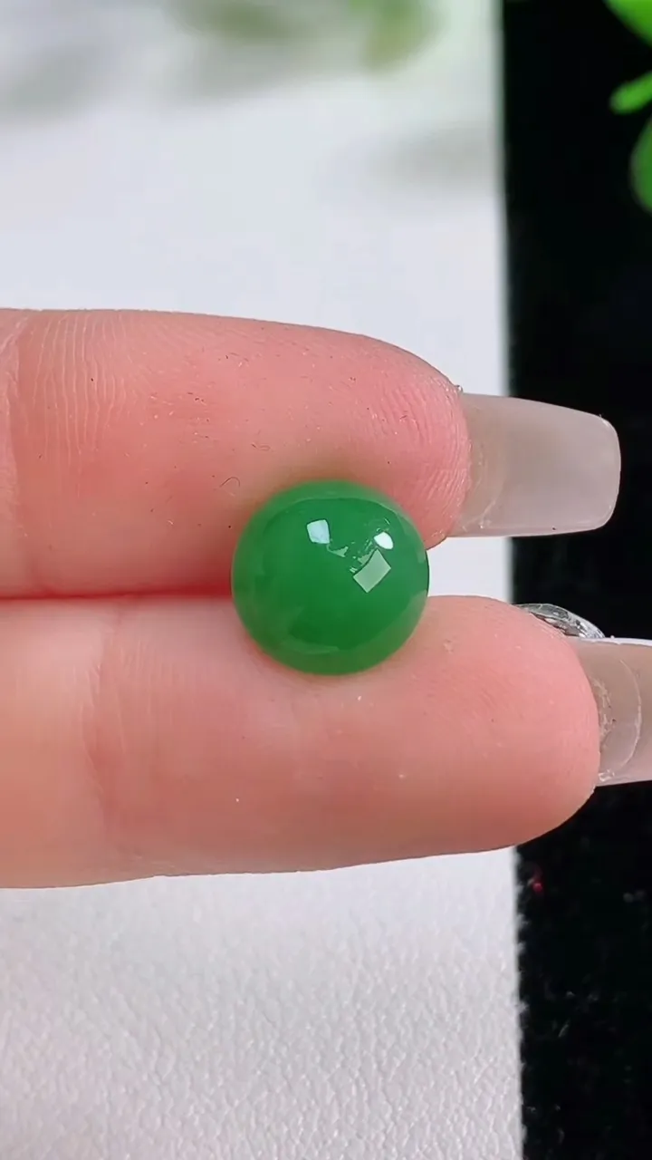 天然A货翡翠蛋面镶嵌件，尺寸10-4.8，重:0.82g
12月19日