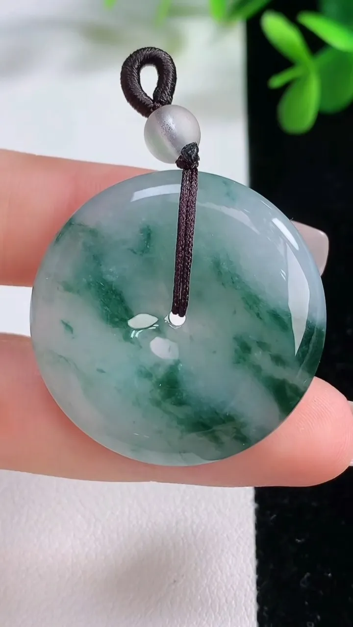 天然A货翡翠飘花平安扣吊坠，尺寸31.8-5.7，重量:13.66g
12月19日