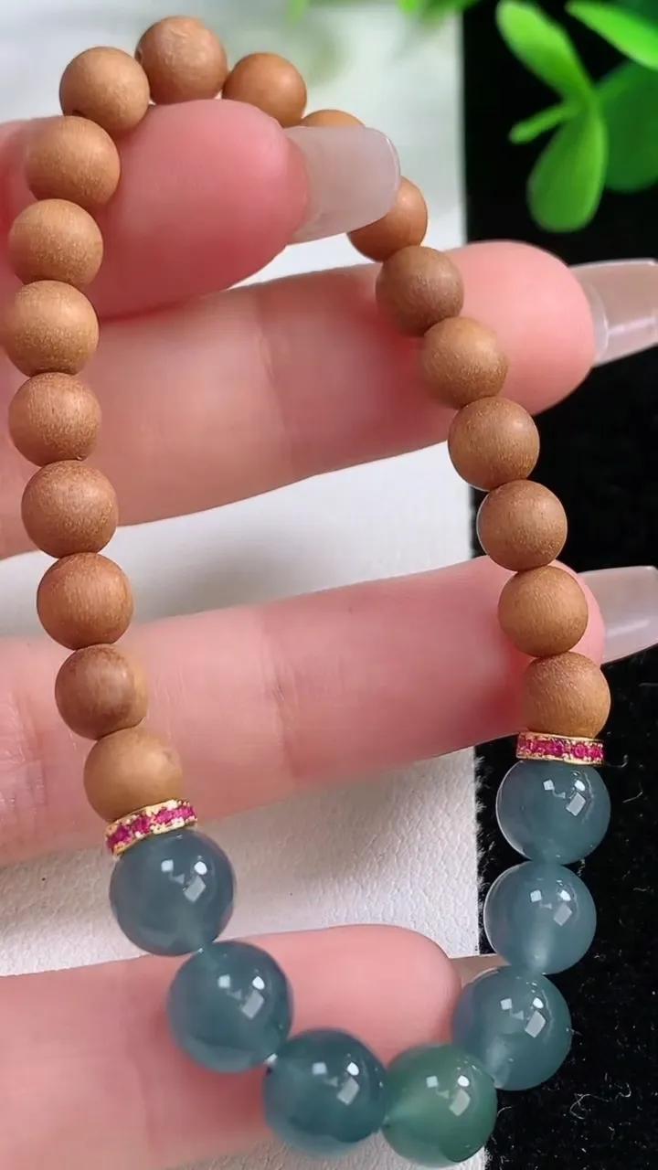 天然A货翡翠圆珠手串，尺寸7.7，重量:8.30g12月19日
工厂直销收藏佳品,种好水足，色泽均匀