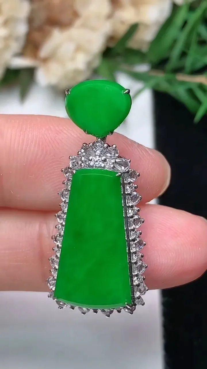 天然A货翡翠无事牌吊坠，尺寸32-14-8.3，裸石17.8-9.9，重量:4.00g
12月19日