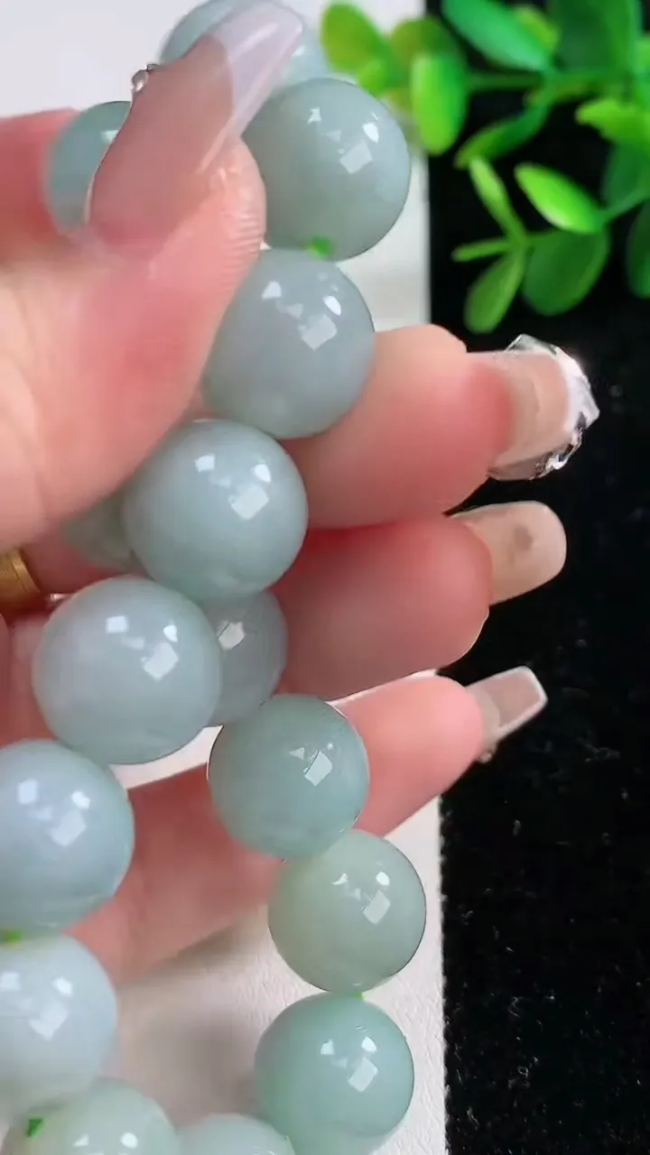 天然A货翡翠圆珠手串，尺寸13，重:63.37g12月19日
工厂直销收藏佳品,种好水足，色泽均匀，有种有色，上手高大气！