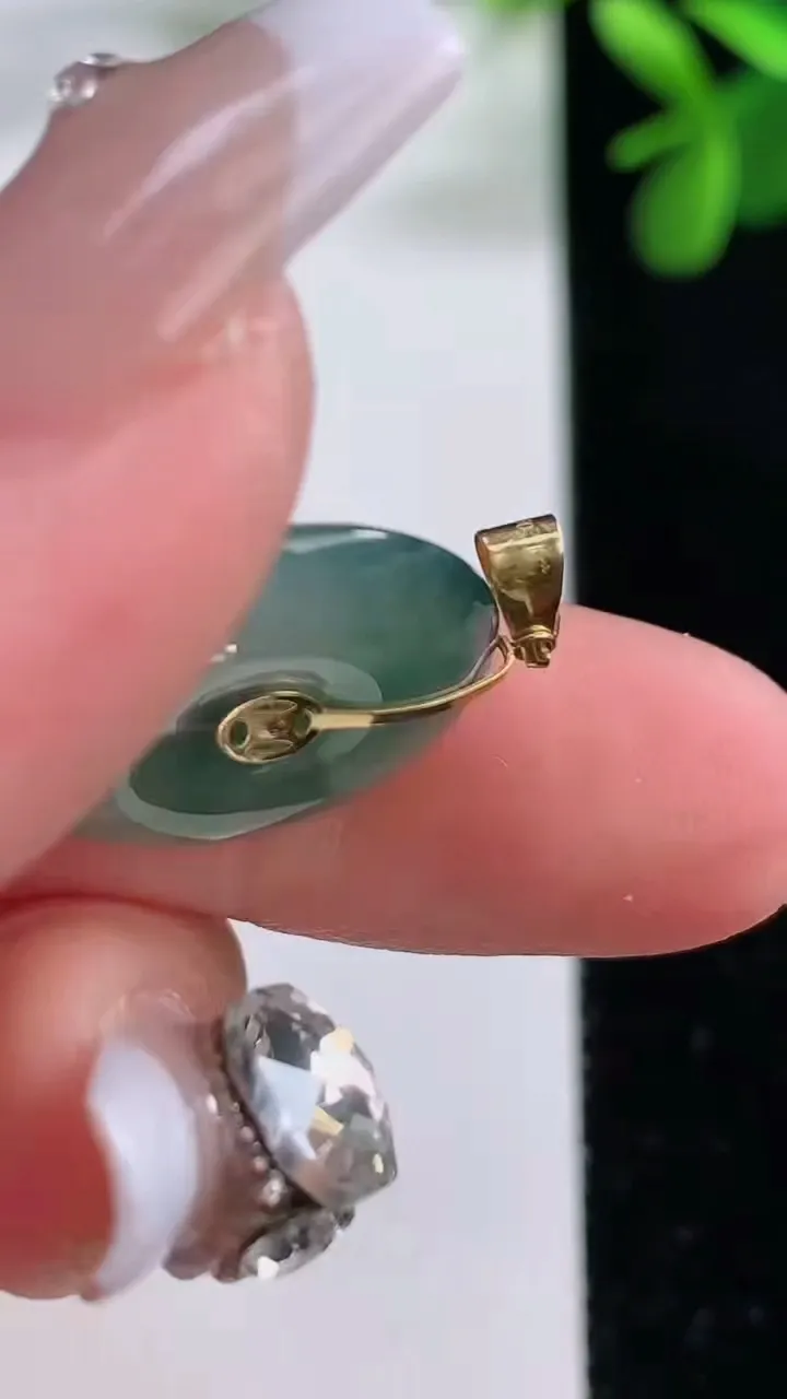 天然A货翡翠种飘花平安扣吊坠，尺寸18.6-3.7，重量:2.75g
12月19日