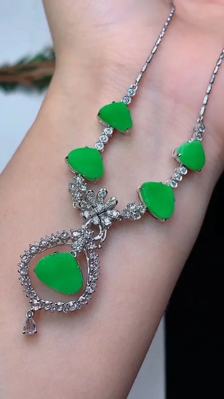 天然A货翡翠水滴项链，尺寸7.6-9.6-1.6，重量:9.39g12月19日
工厂直销收藏佳品,种好水足，色泽均匀，有种有色，上手高大气！