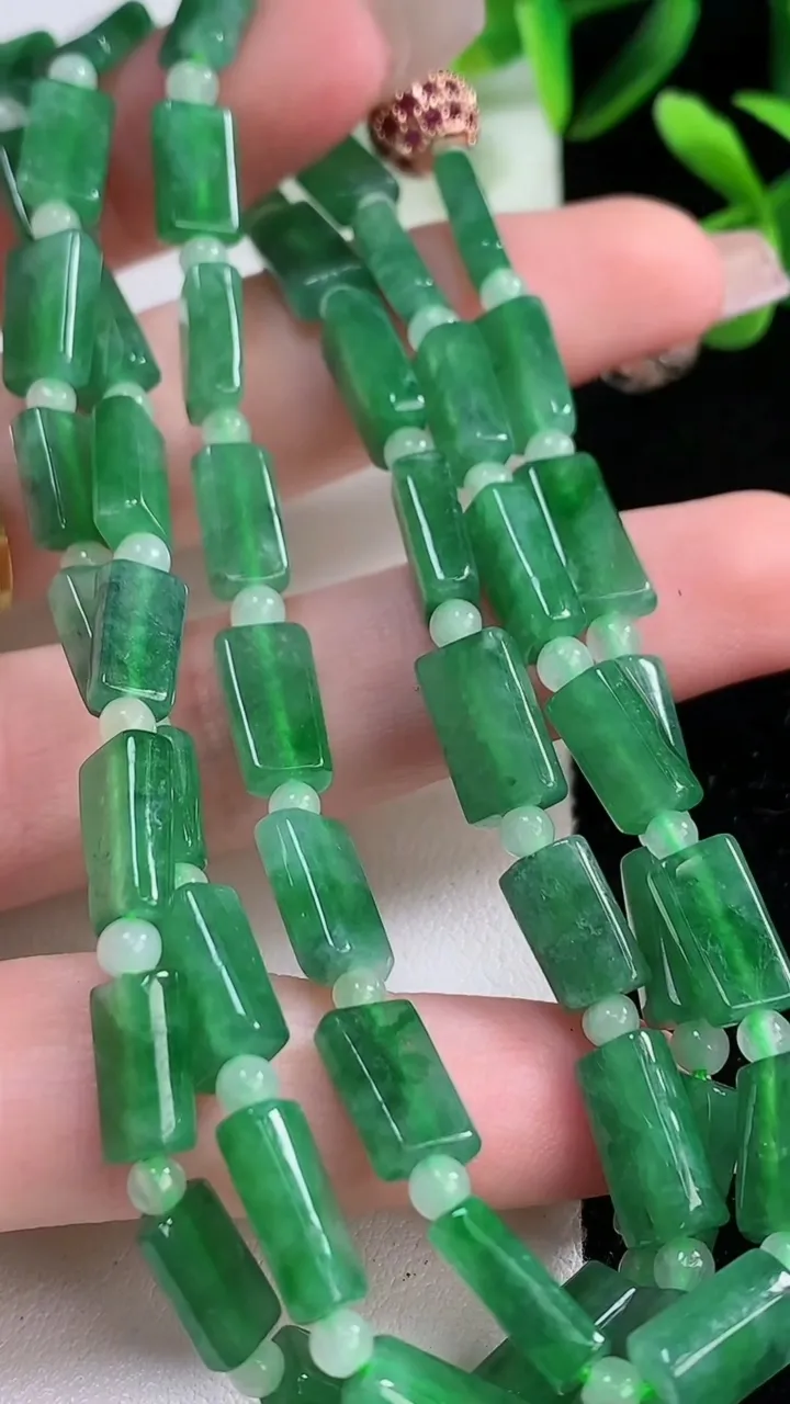 天然A货翡翠无事牌项链，尺寸10.5-6-3.6-52颗，重:36.50g12月19日
工厂直销收藏佳品,种好水足，色泽均匀，有种有色，上手高大气！