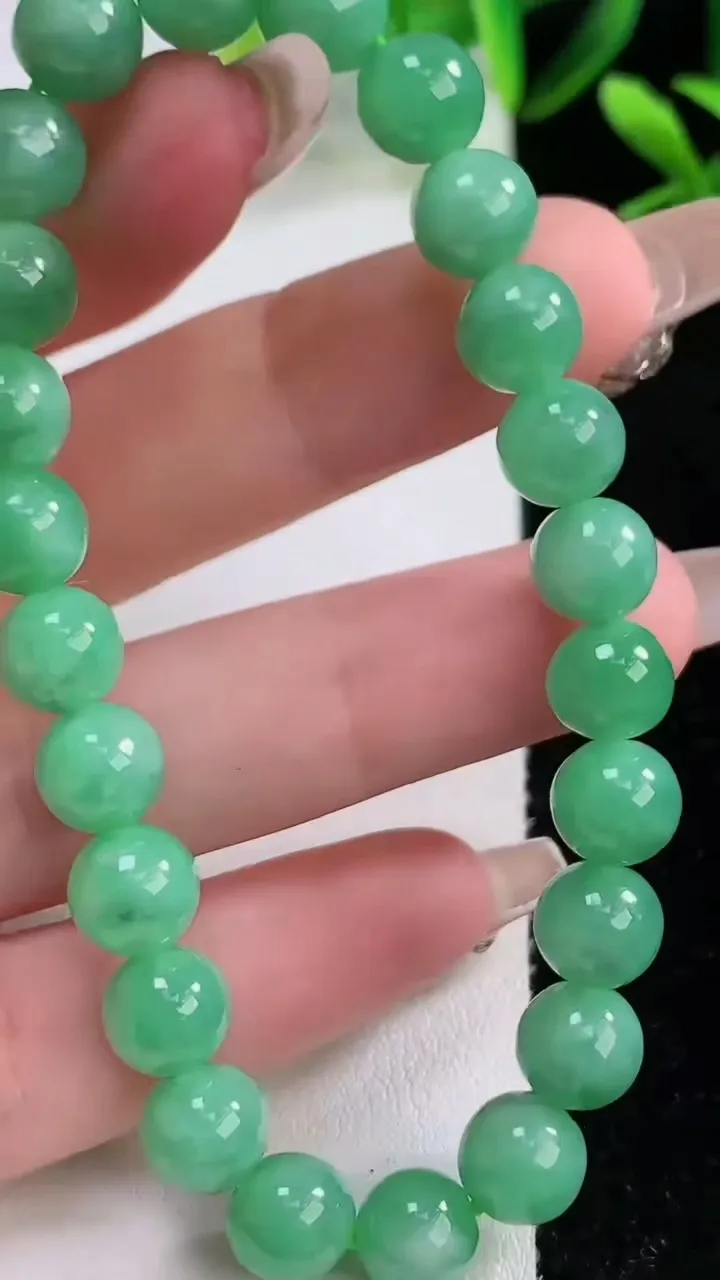 天然A货翡翠圆珠手串，尺寸7.8-24颗，重:20.40g12月19日
工厂直销收藏佳品,种好水足，色泽均匀，有种有色，上手高大气！